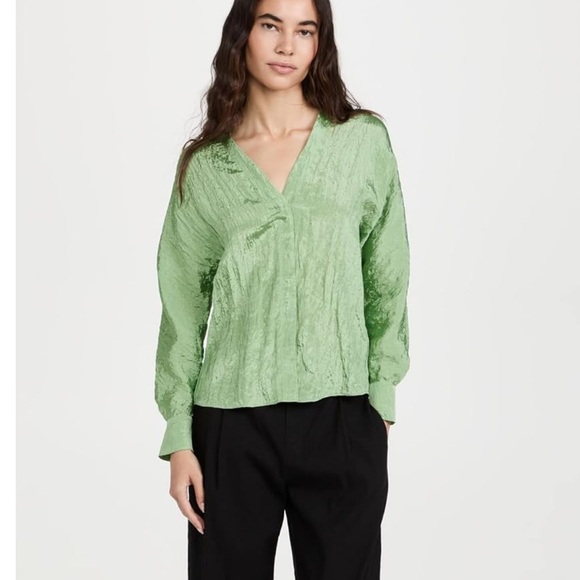 VINCE Green Crinkle Long Sleeve Satin Blouse Size Large NWT - Picture 8 of 8